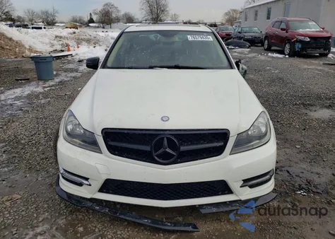 2012 Mercedes-Benz C 250 из США, поврежденный, VIN WDDGF4HB4CR217728